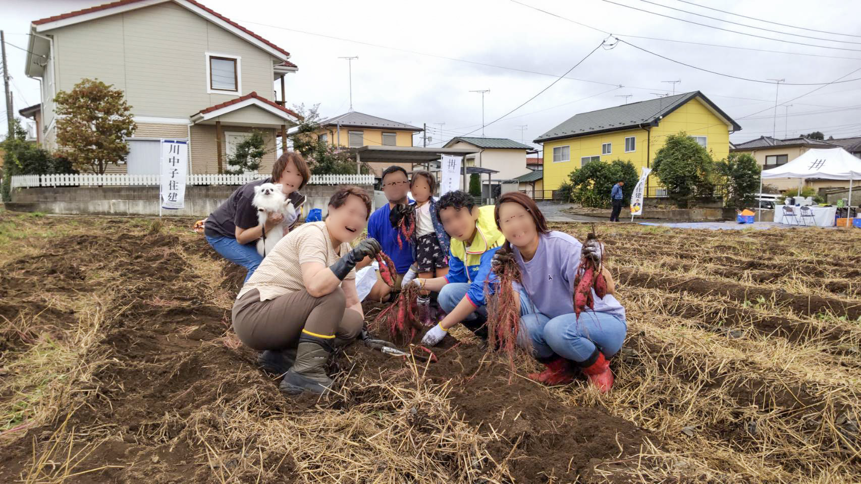 畑で収穫したさつまいもを囲む参加者のみなさま