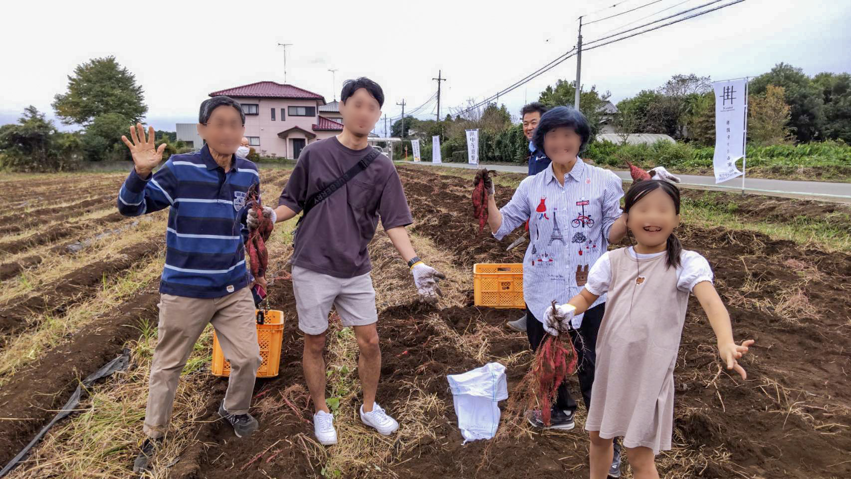 収穫したさつまいもを手にする参加者のみなさま